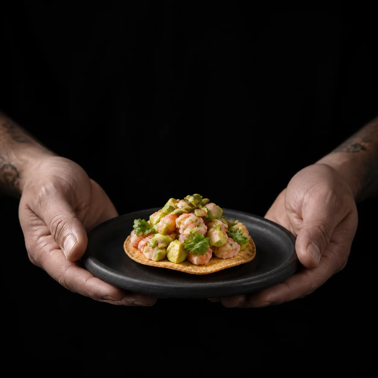 Tostada de ceviche de camarón presentada por el cocinero