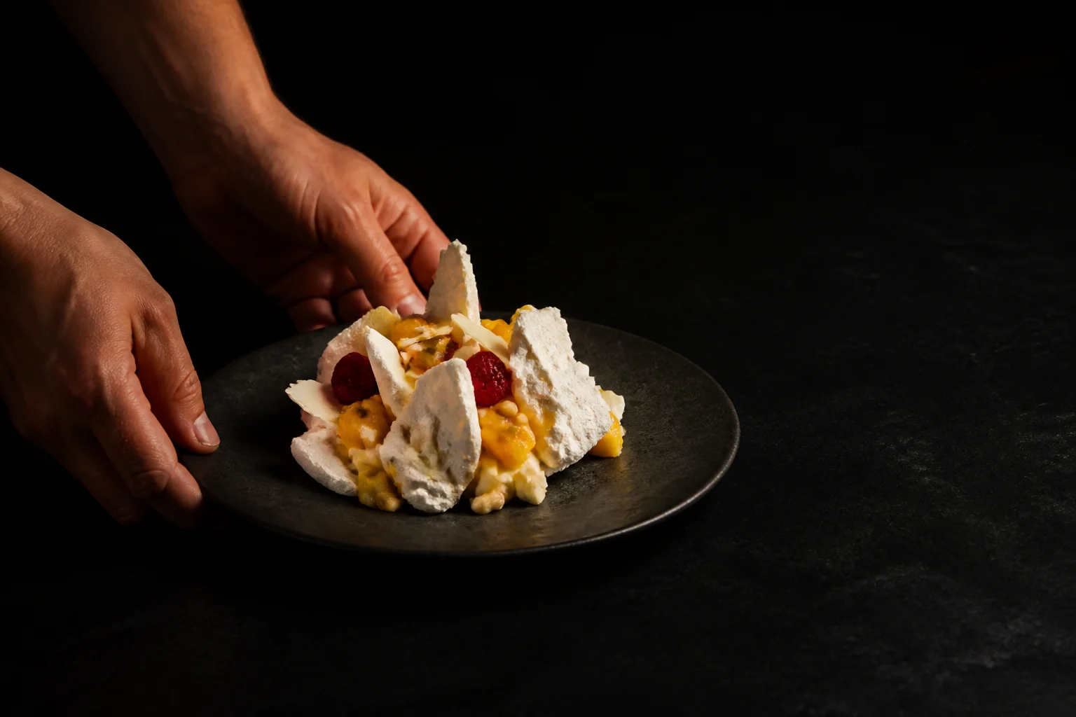 Trencadís de pavlova con fruta y crema