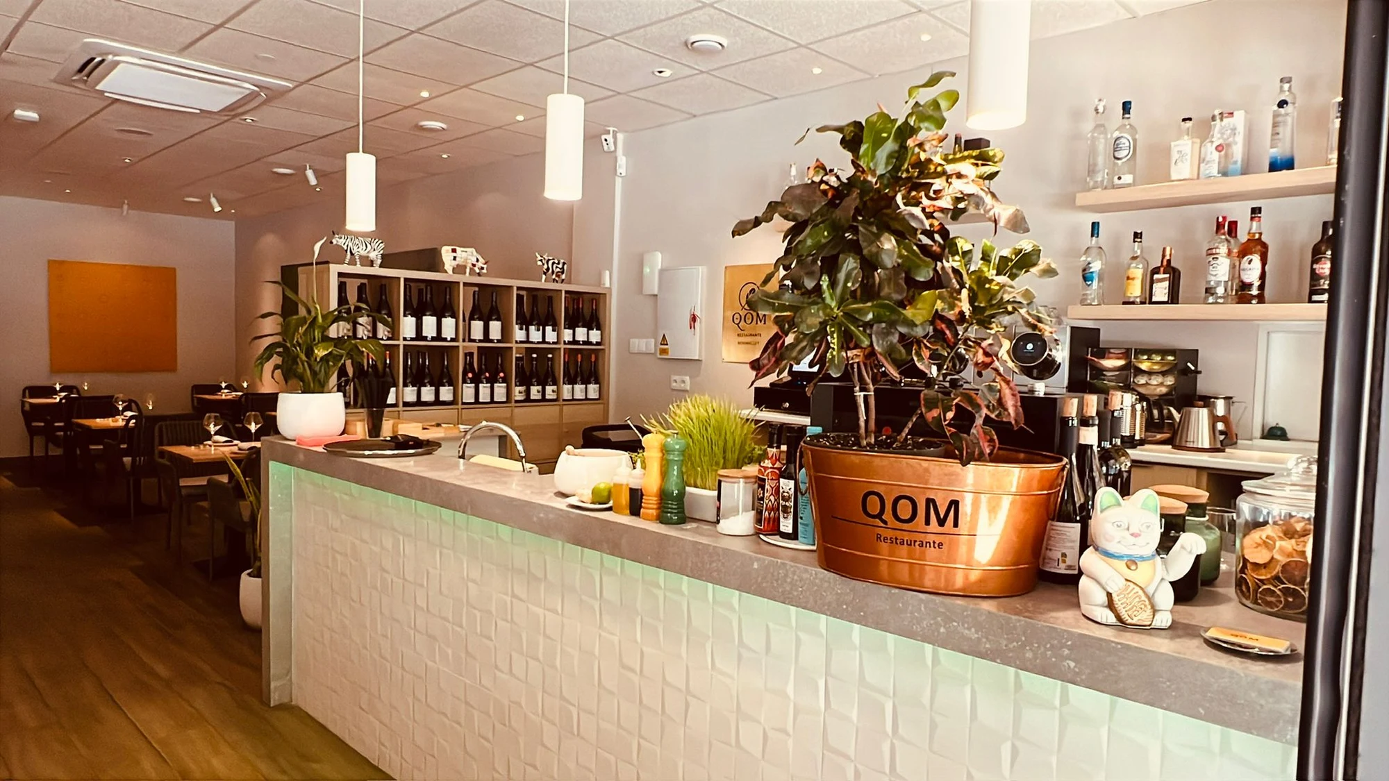 Sala y barra de QOM Restaurante